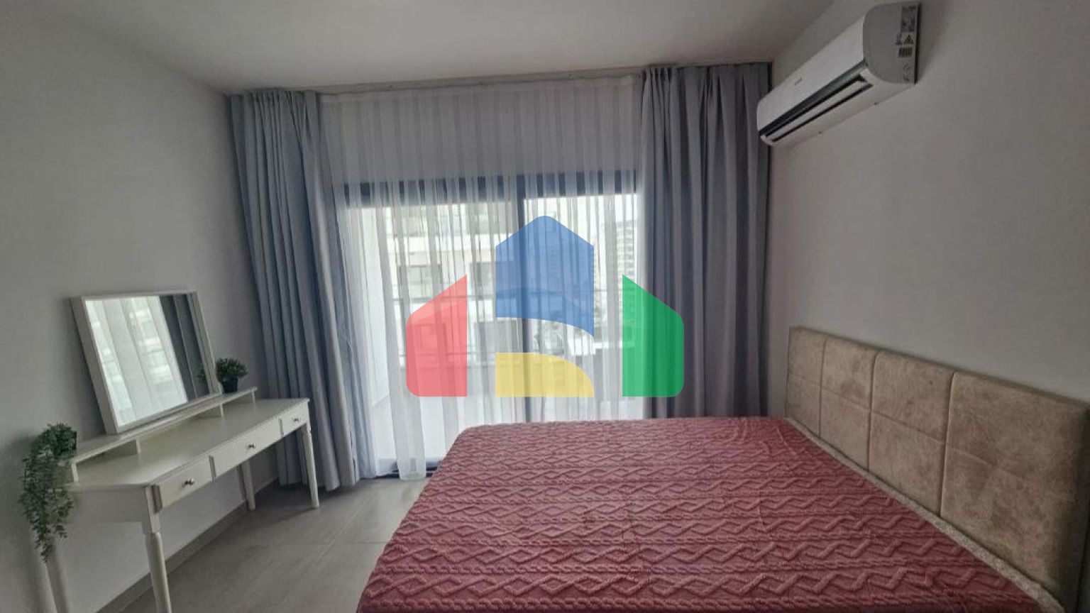 Студия 52м2 с балконом 8м2