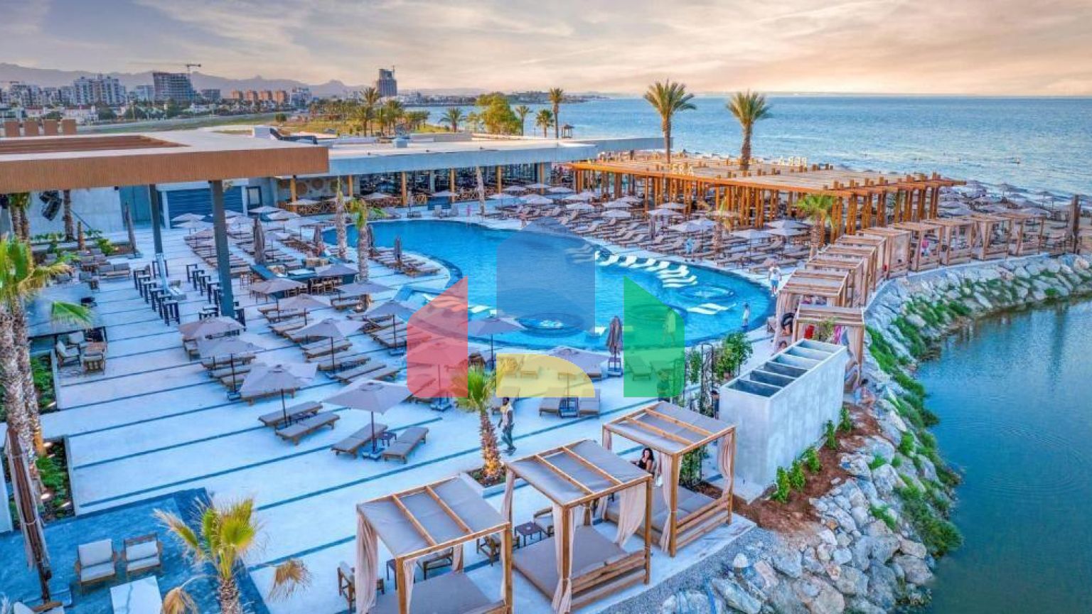 2-комнатные апартаменты 60 м2 с дизайн пакетом в элитном комплексе в 650 метрах от пляжа