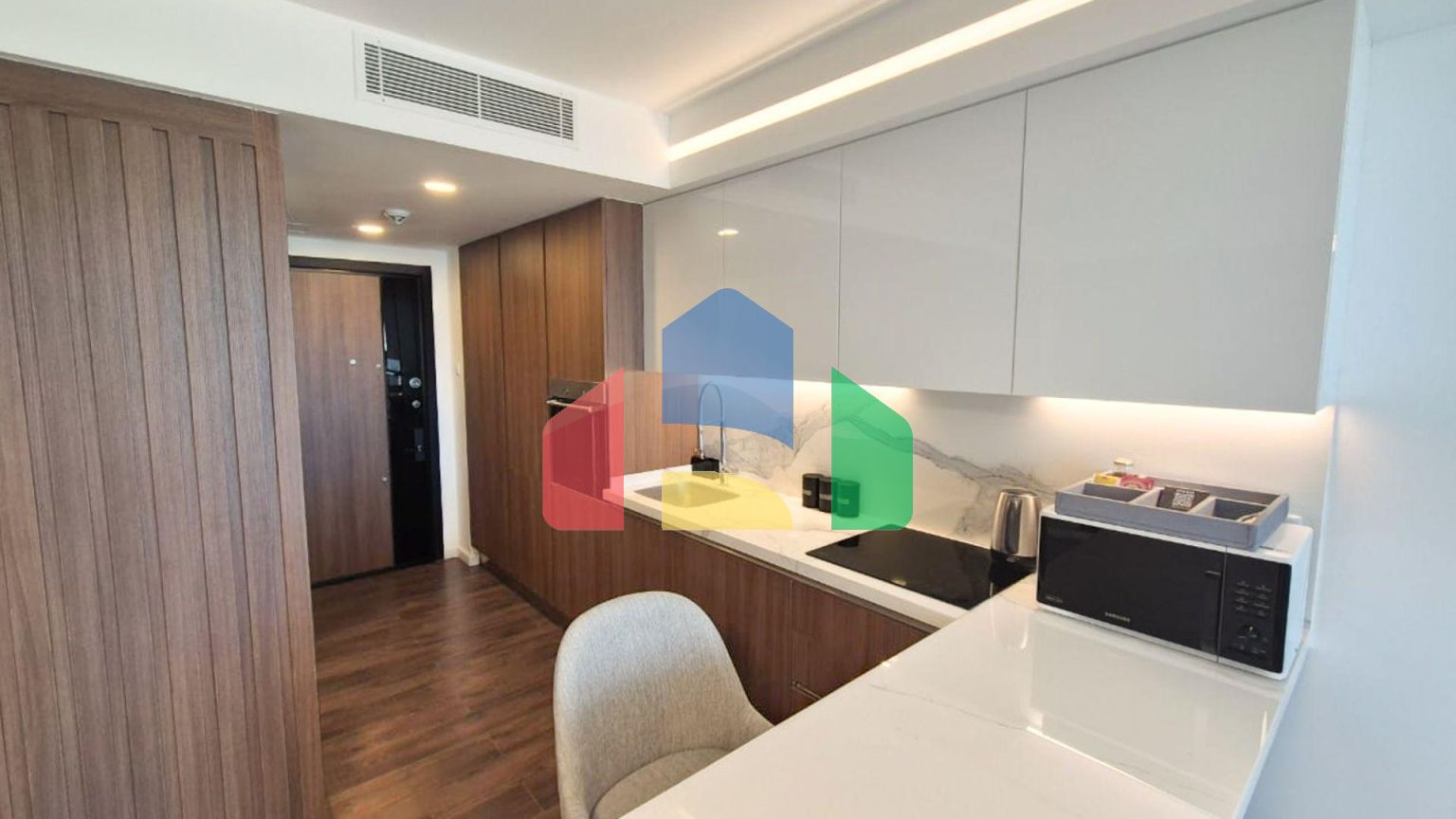 Студия 53 м2 с балконом 11 м2 и дизайн пакетом в элитном комплексе в 750 метрах от пляжа