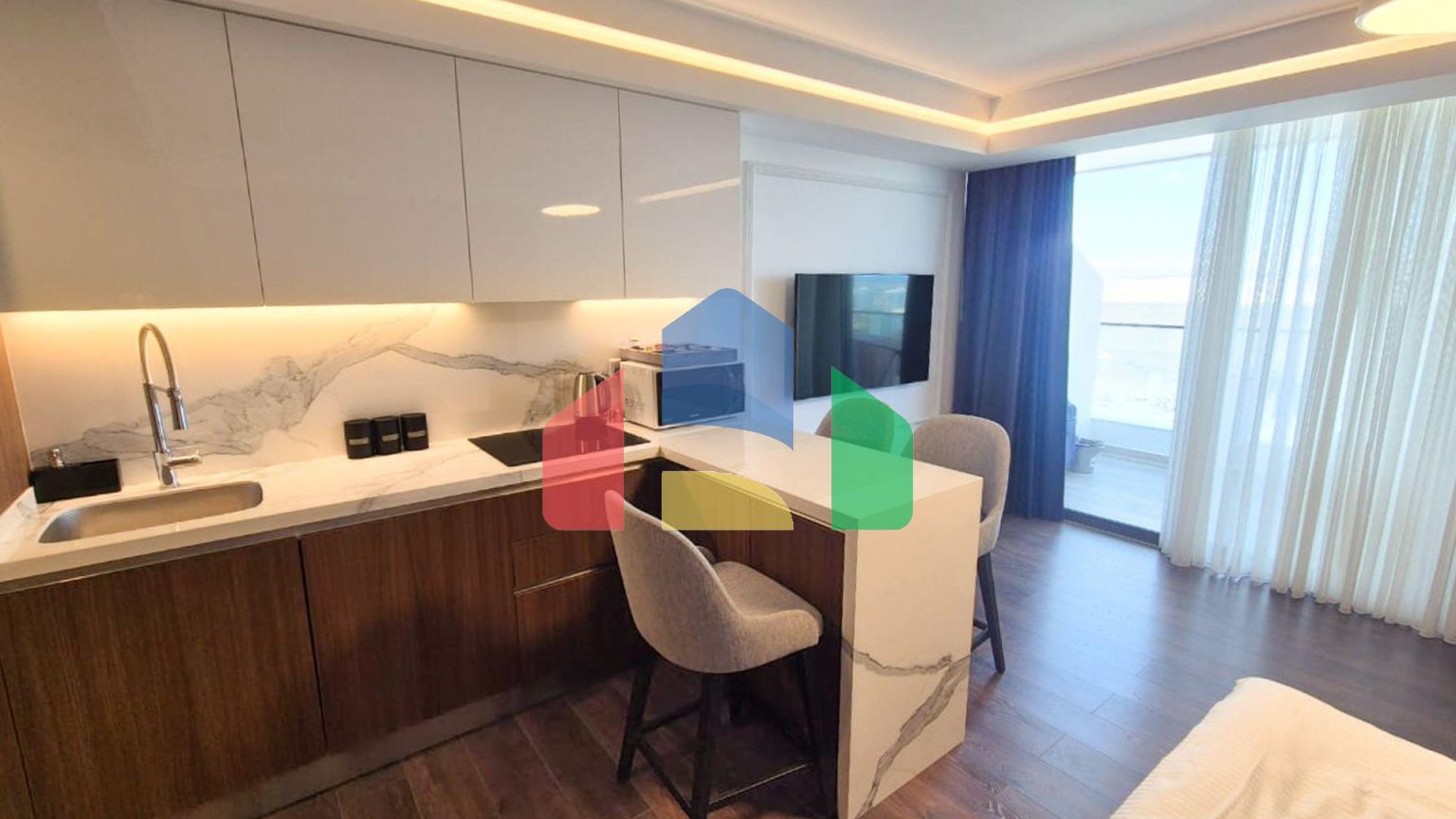 Студия 53 м2 с балконом 11 м2 и дизайн пакетом в элитном комплексе в 750 метрах от пляжа