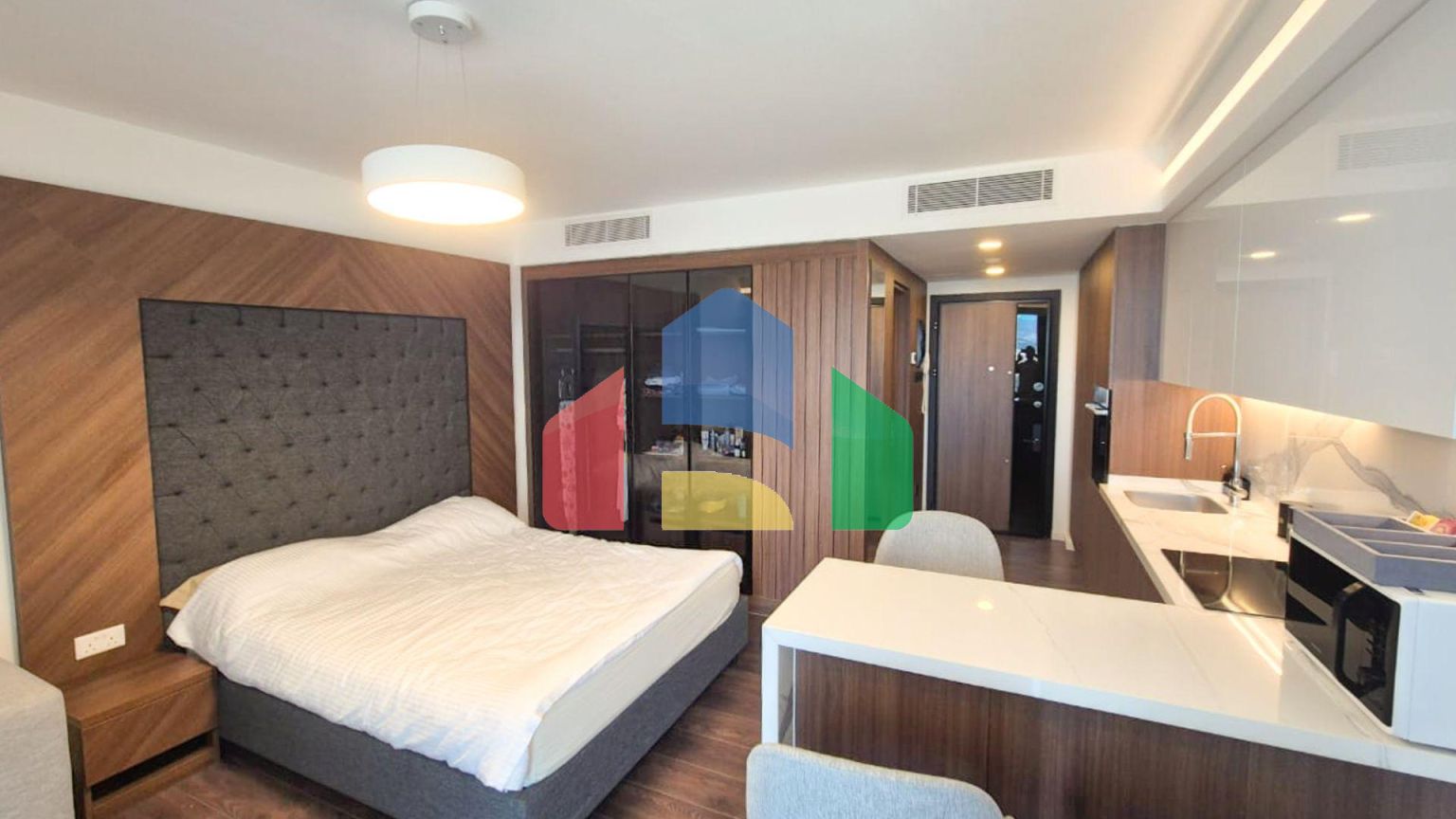 Студия 53 м2 с балконом 11 м2 и дизайн пакетом в элитном комплексе в 750 метрах от пляжа