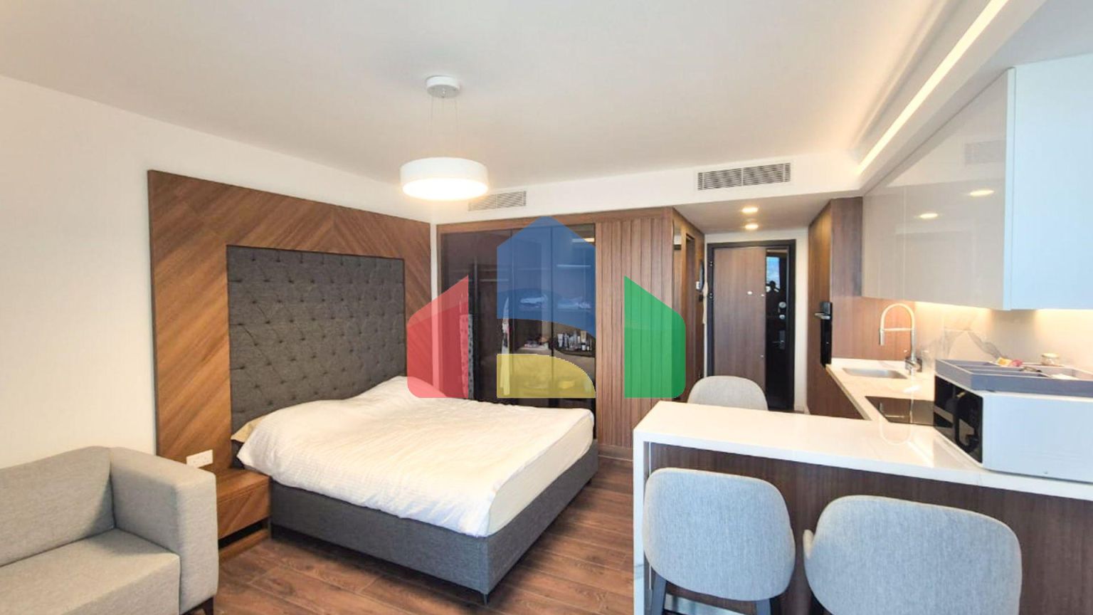 Студия 53 м2 с балконом 11 м2 и дизайн пакетом в элитном комплексе в 750 метрах от пляжа