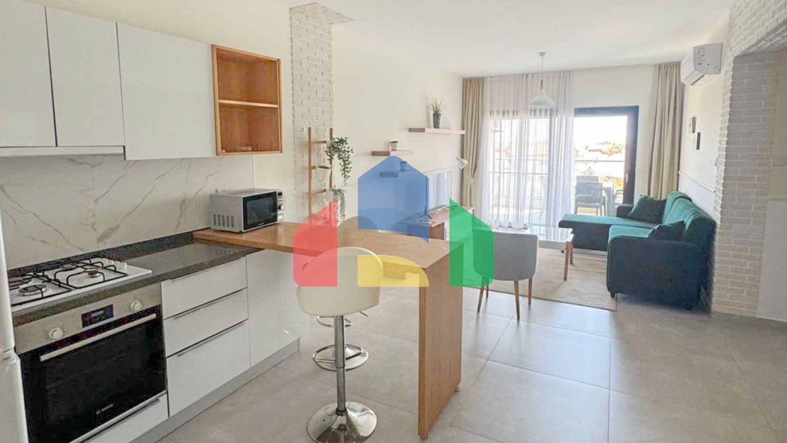 Студия 60 м2 с балконом 8 м2 и неперекрываемым видом на море в курортном комплексе