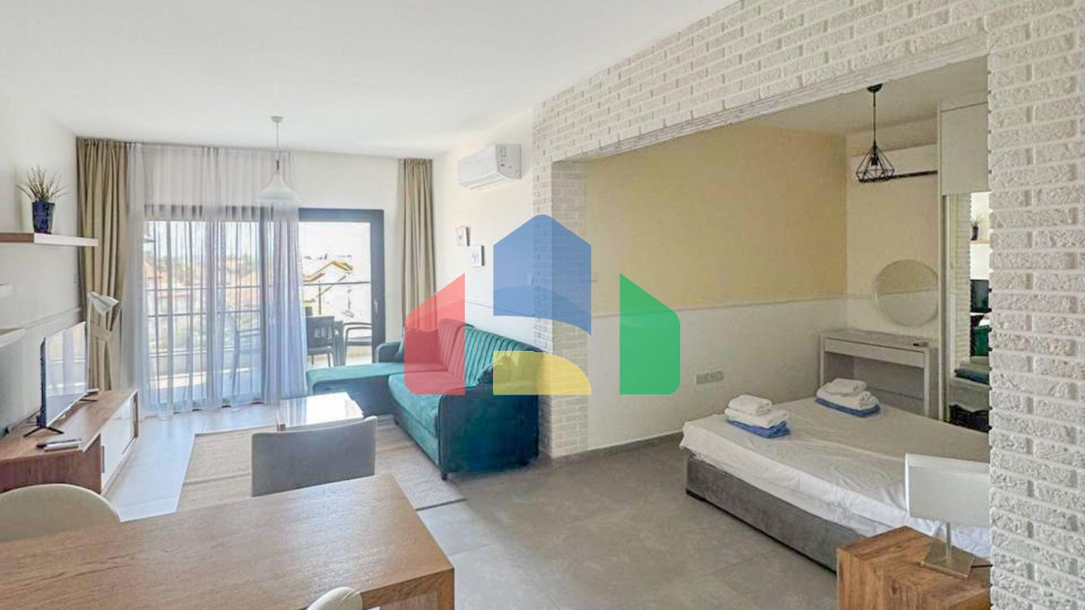 Студия 60 м2 с балконом 8 м2 и неперекрываемым видом на море в курортном комплексе