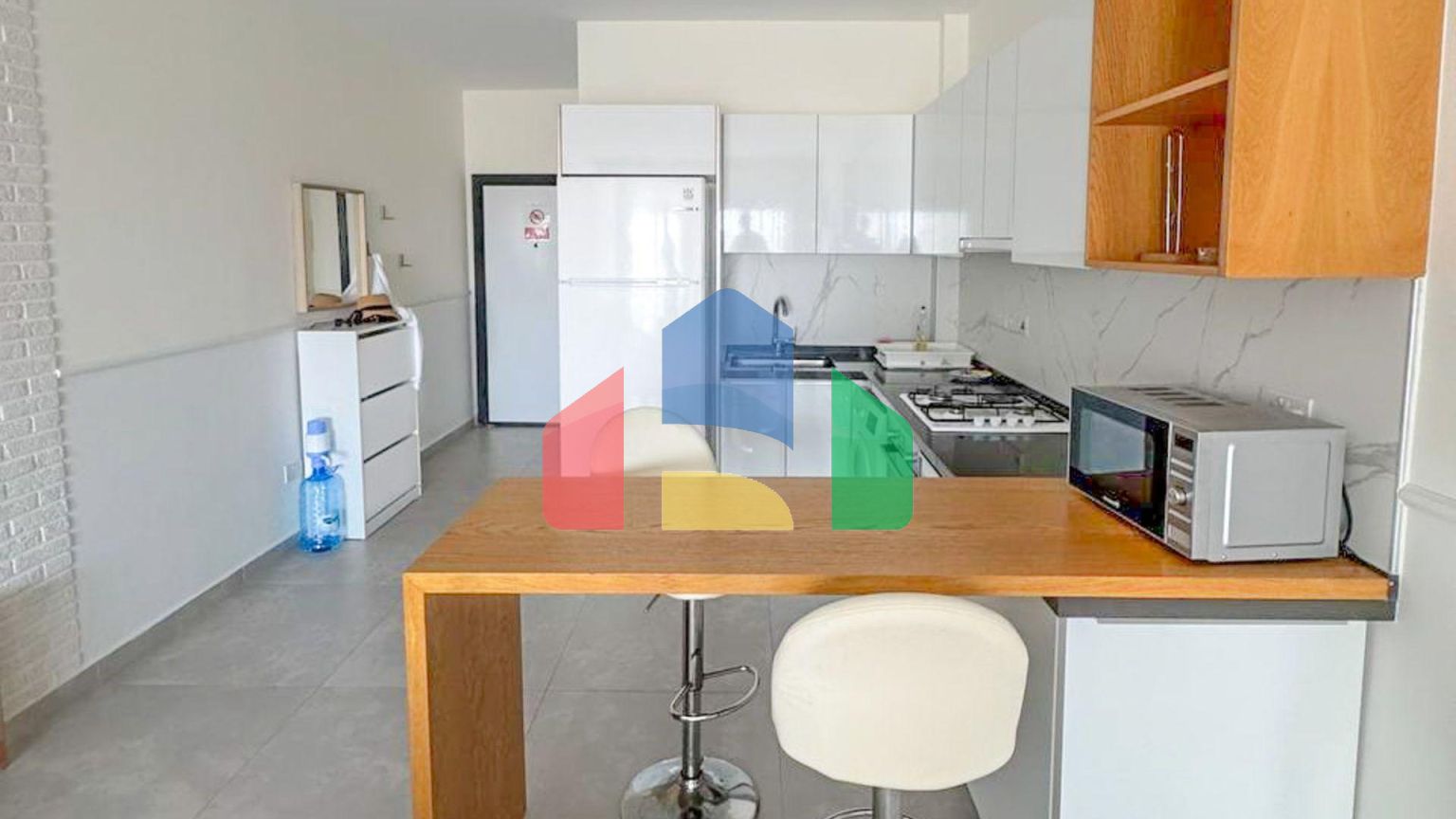 Студия 60 м2 с балконом 8 м2 и неперекрываемым видом на море в курортном комплексе