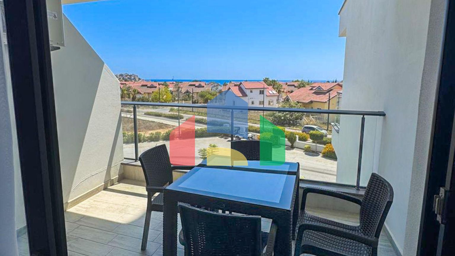 Студия 60 м2 с балконом 8 м2 и неперекрываемым видом на море в курортном комплексе