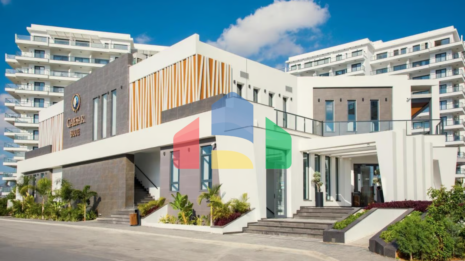 Студия 60 м2 с балконом 8 м2 и неперекрываемым видом на море в курортном комплексе