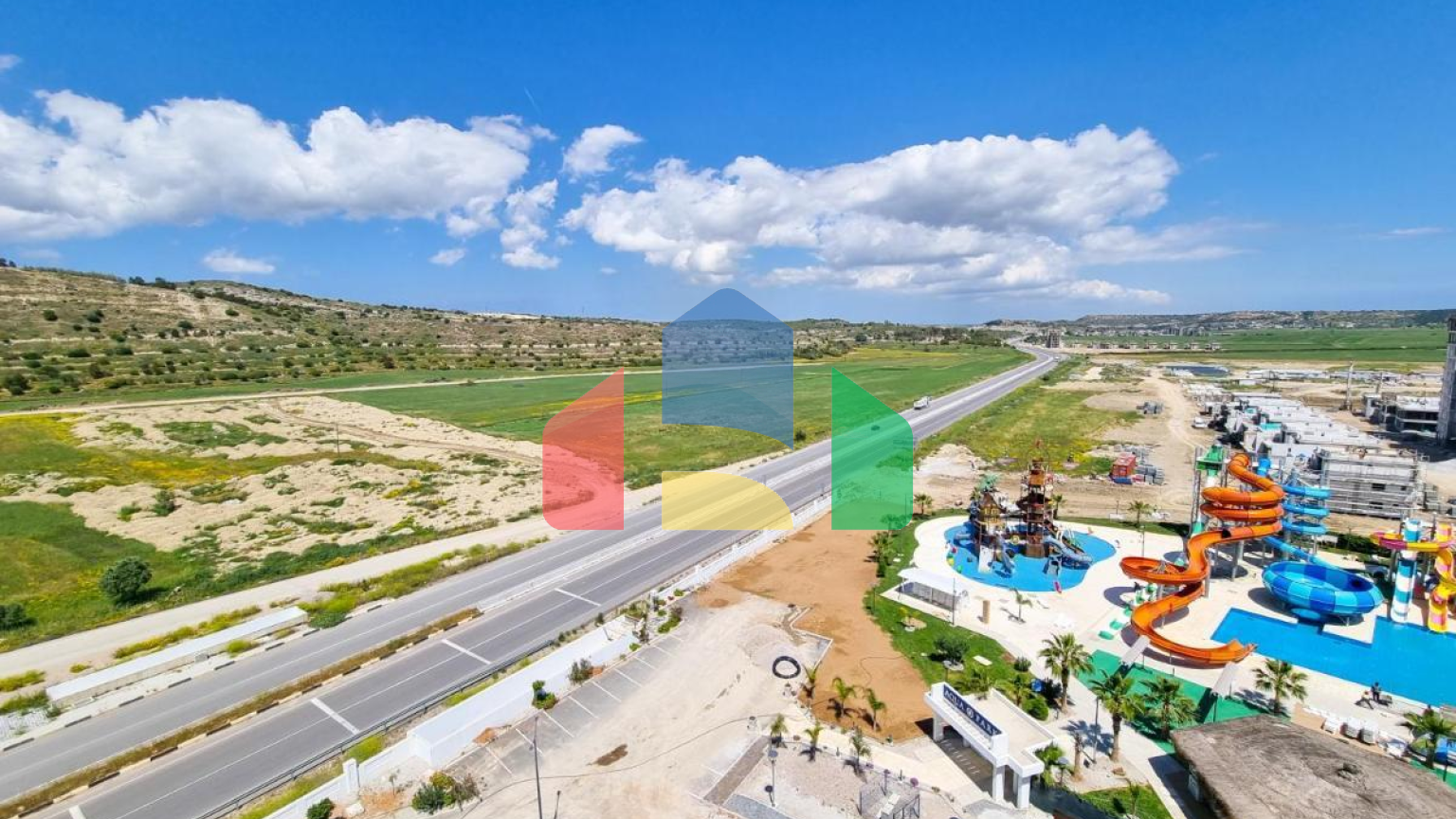 Студия 60 м2 с балконом 8 м2 и неперекрываемым видом на море в курортном комплексе