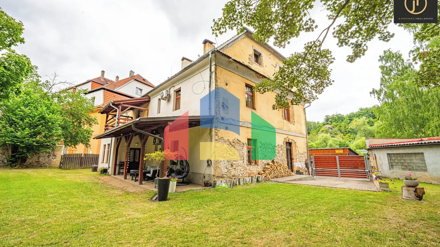 На продажу фермерские здания 300 m²