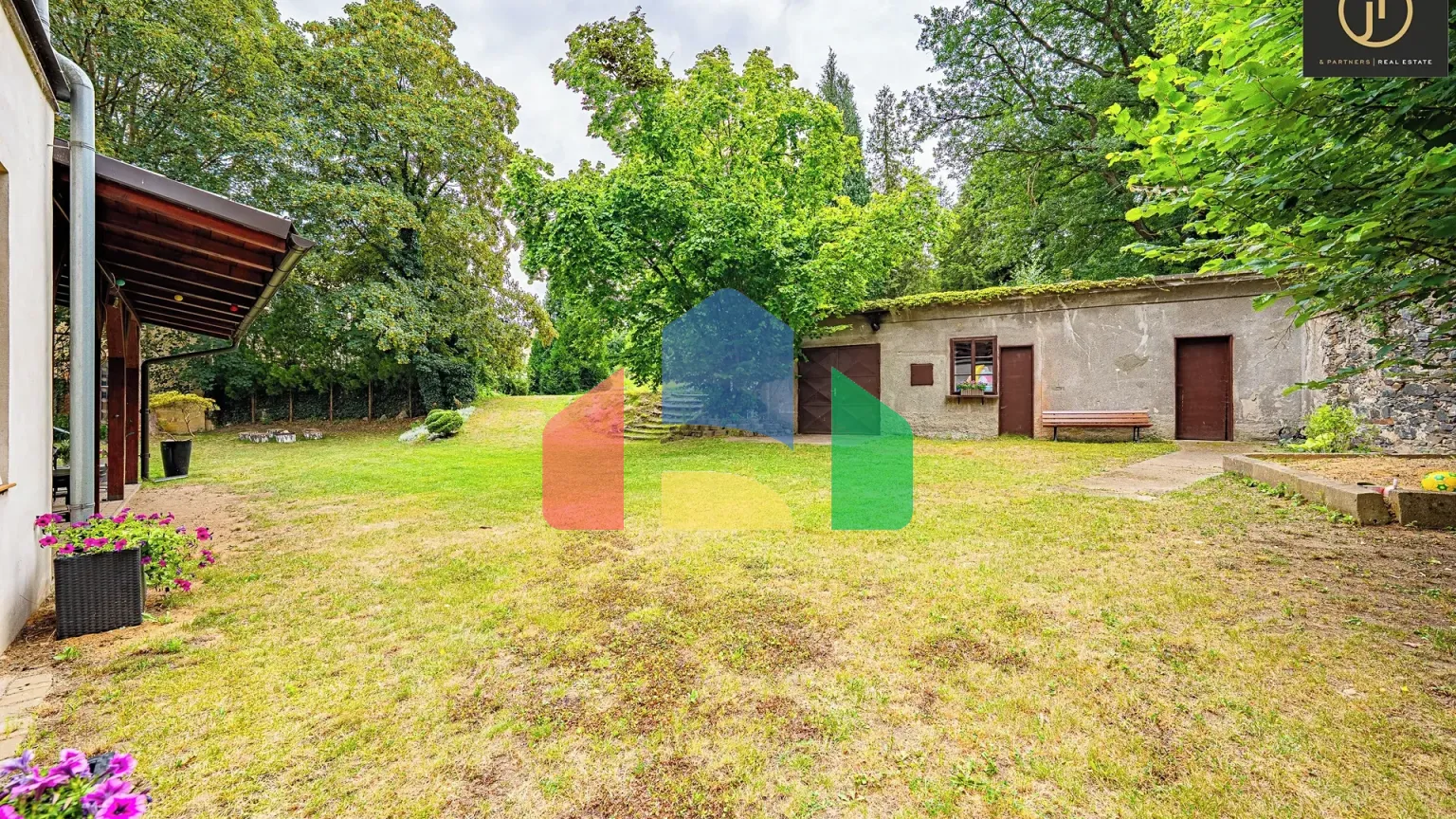 На продажу фермерские здания 300 m²