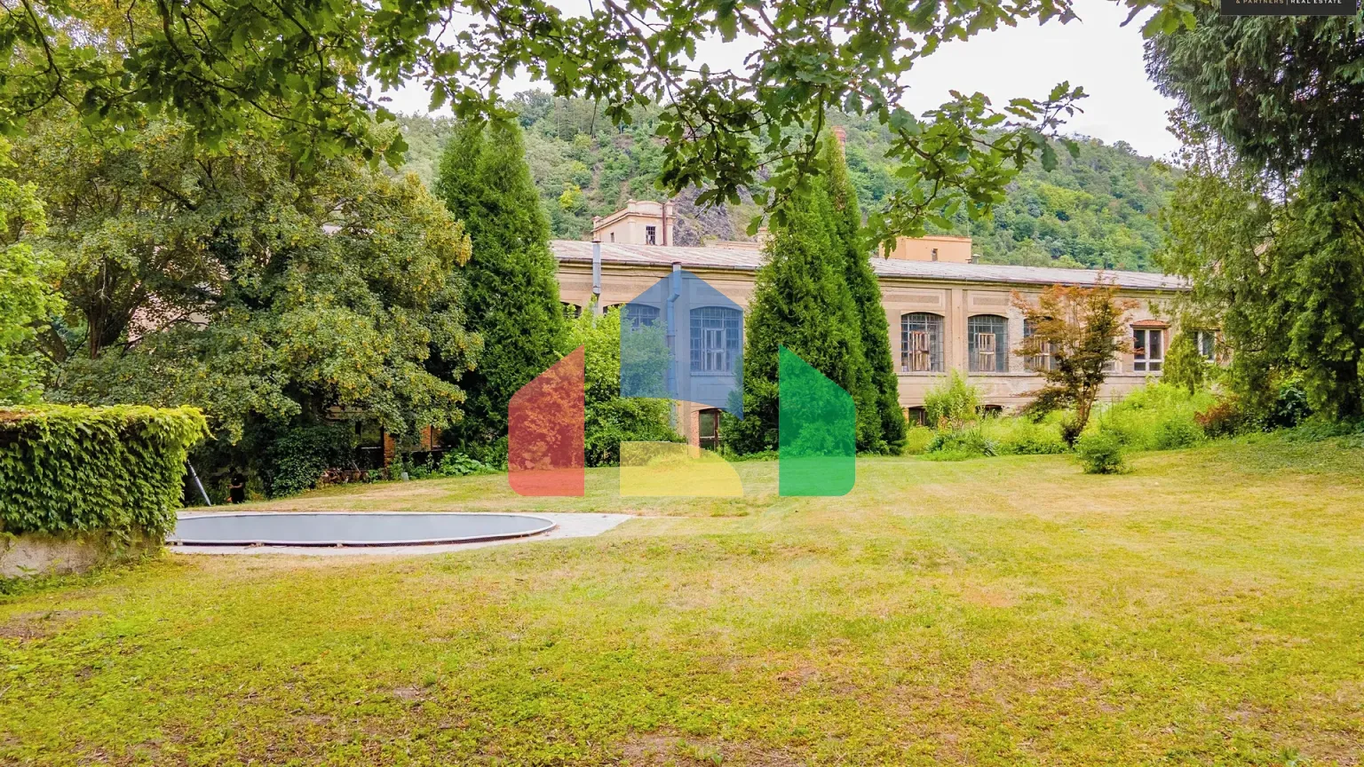 На продажу фермерские здания 300 m²