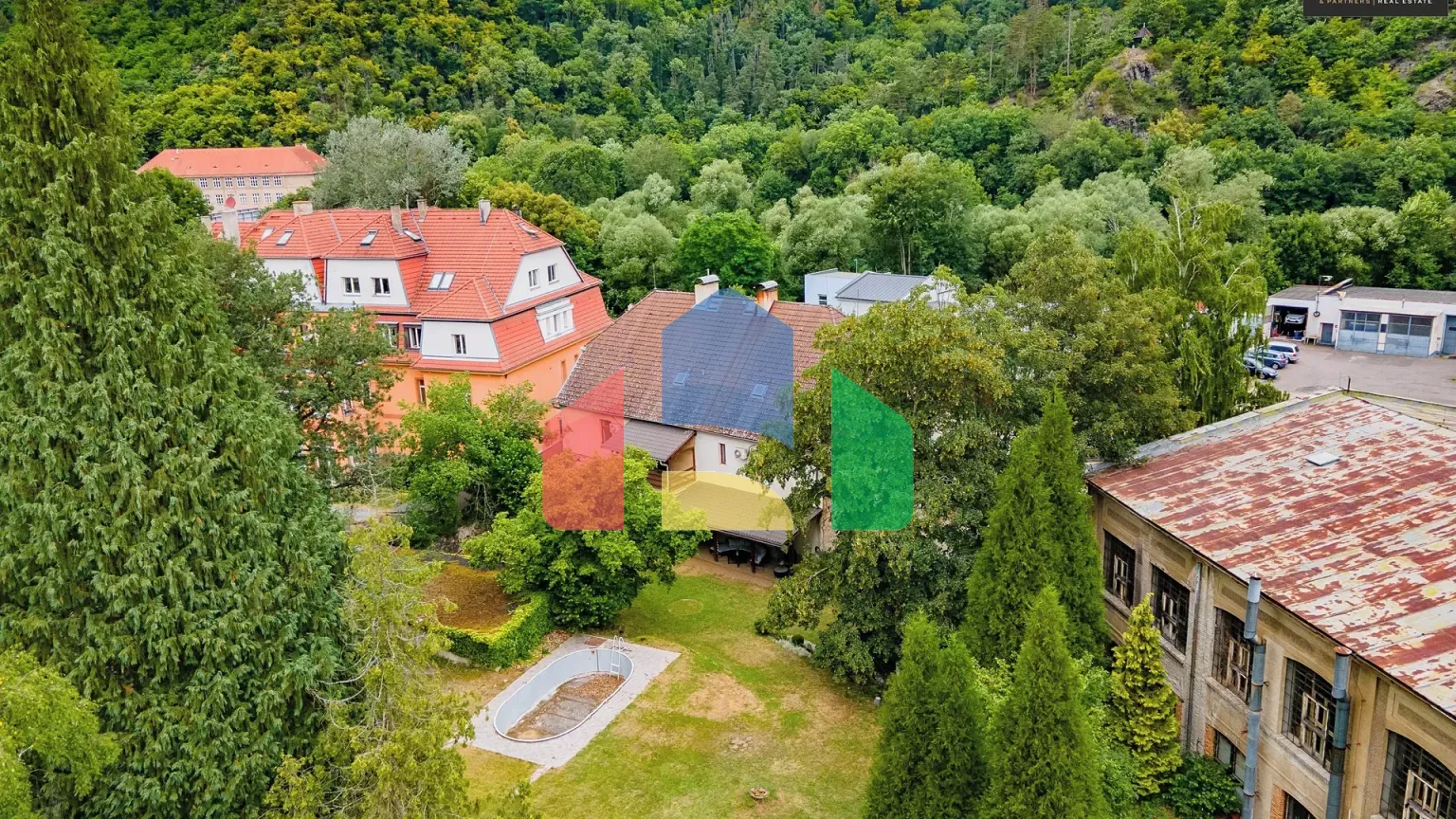 На продажу фермерские здания 300 m²