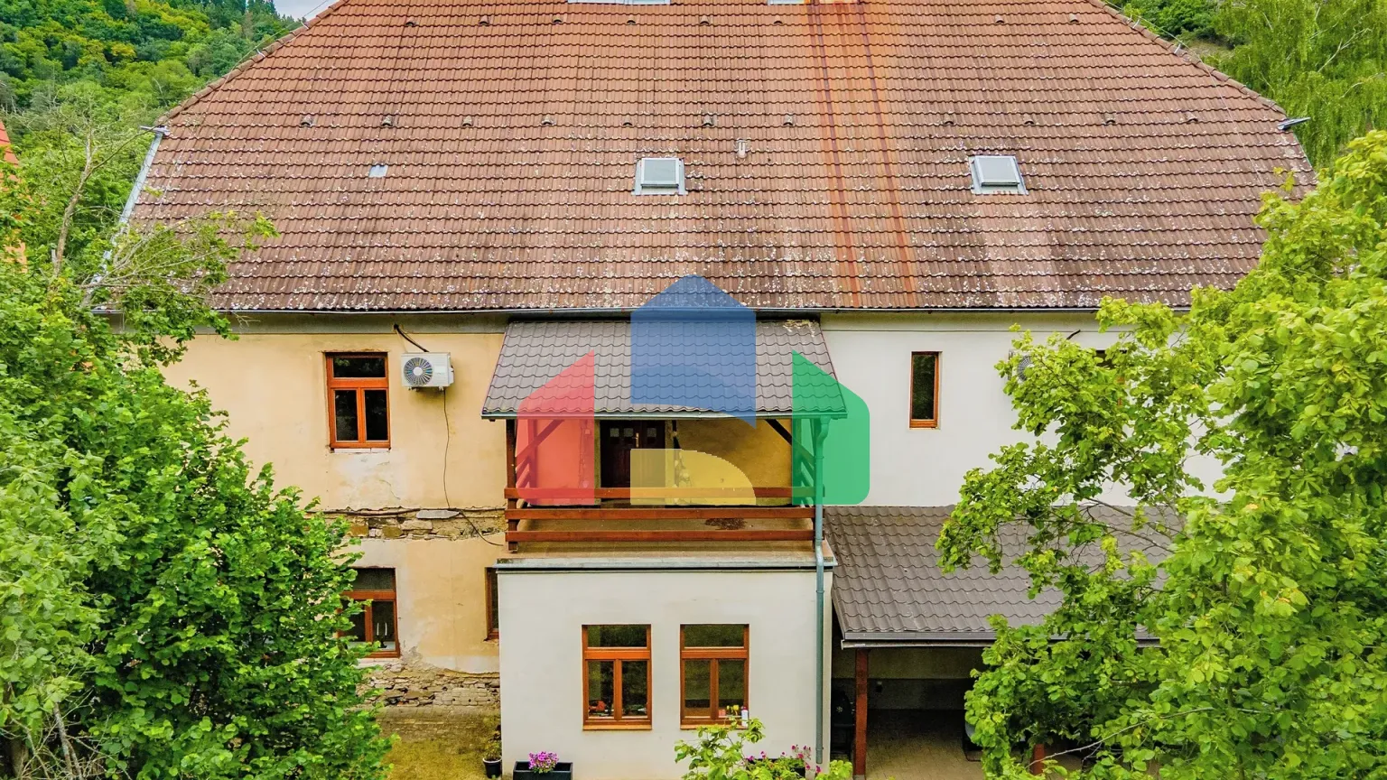 На продажу фермерские здания 300 m²