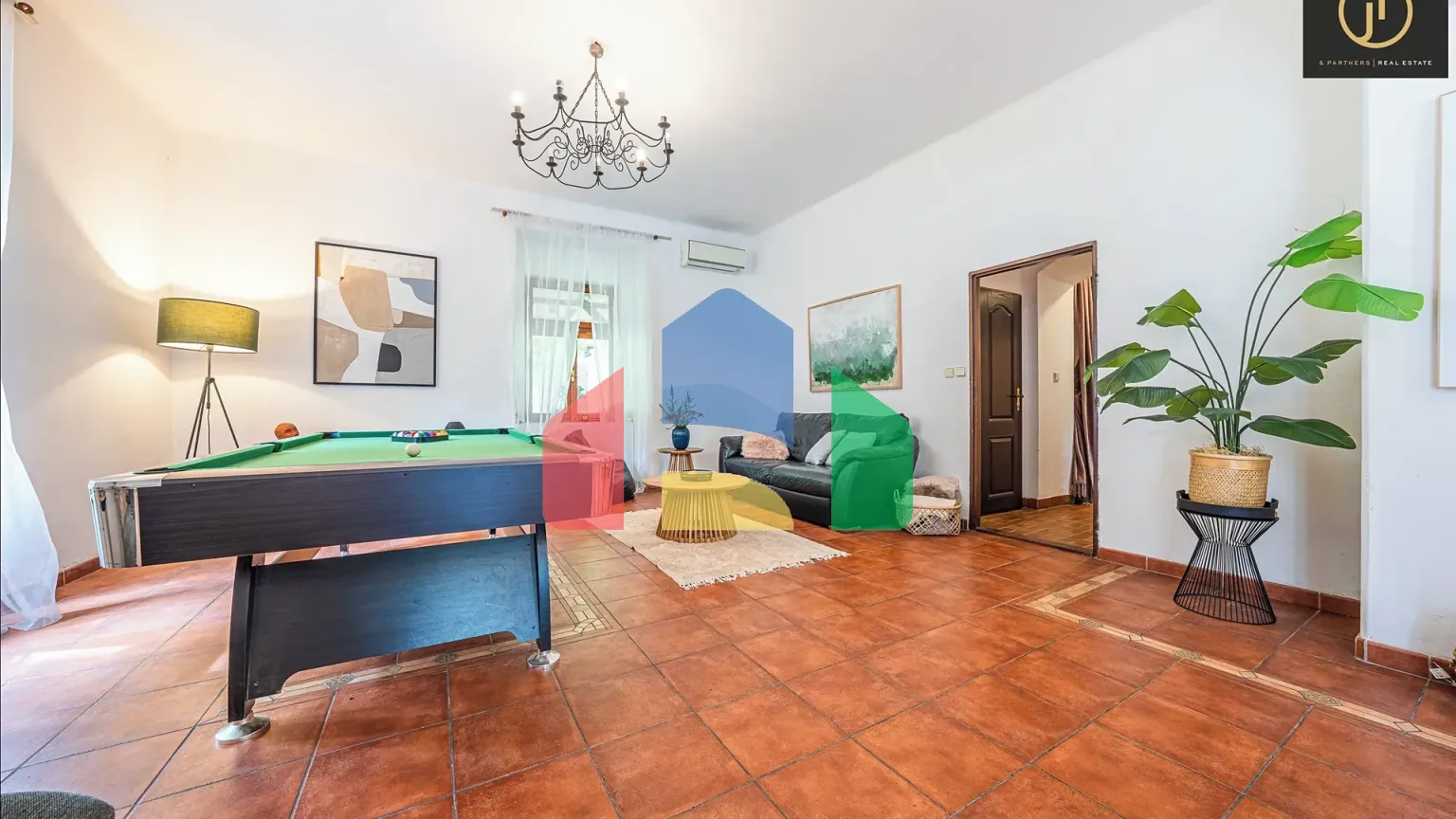 На продажу фермерские здания 300 m²