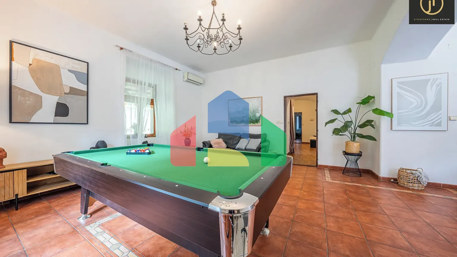 На продажу фермерские здания 300 m²