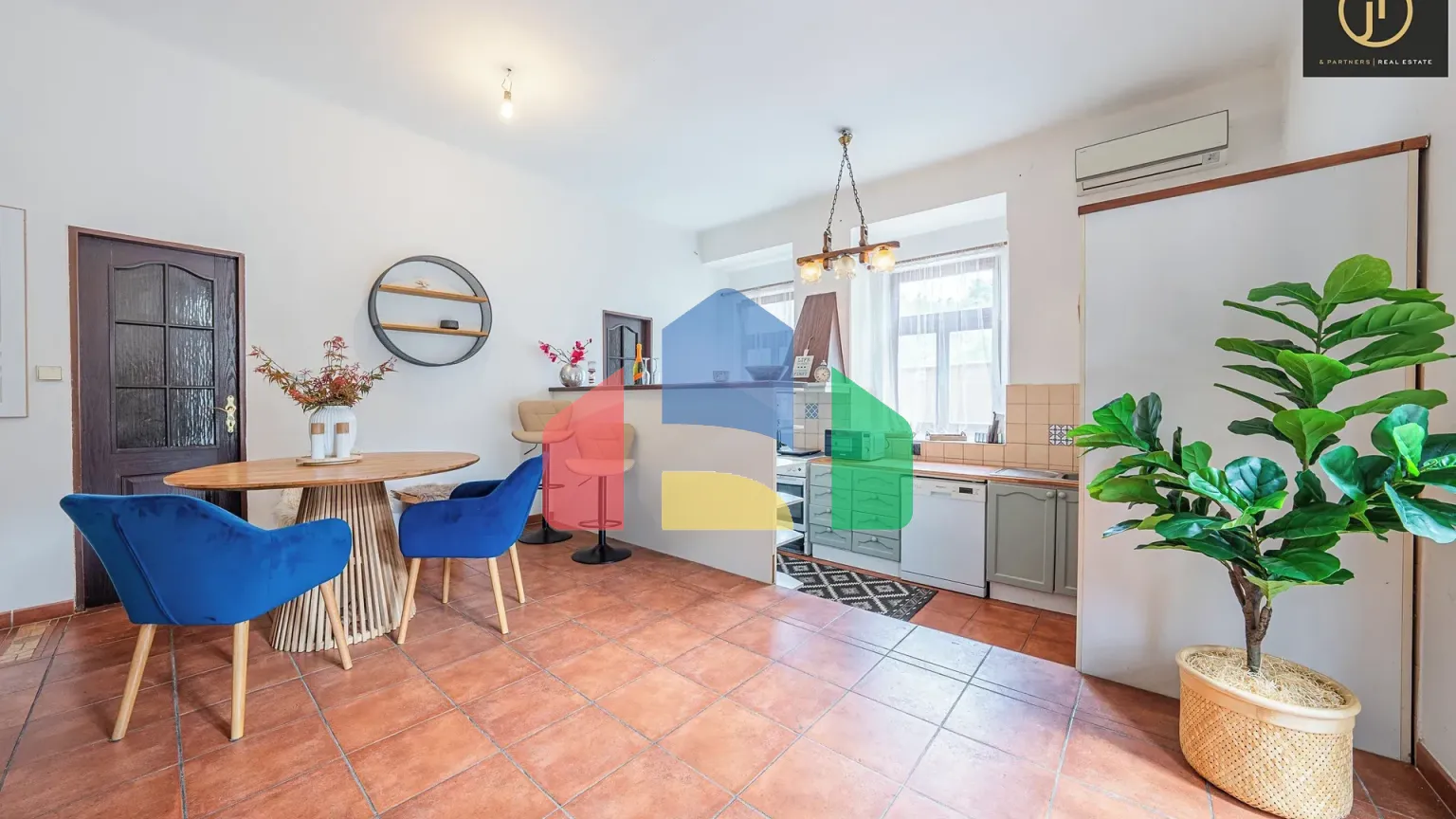 На продажу фермерские здания 300 m²