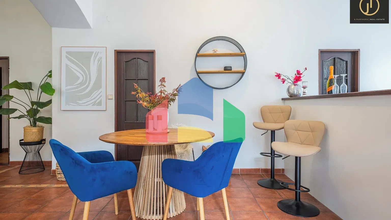 На продажу фермерские здания 300 m²