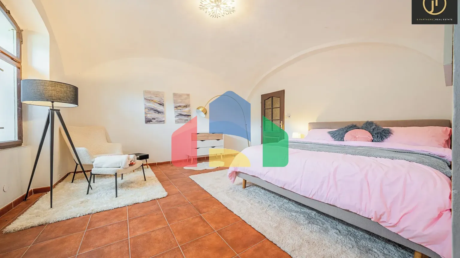 На продажу фермерские здания 300 m²