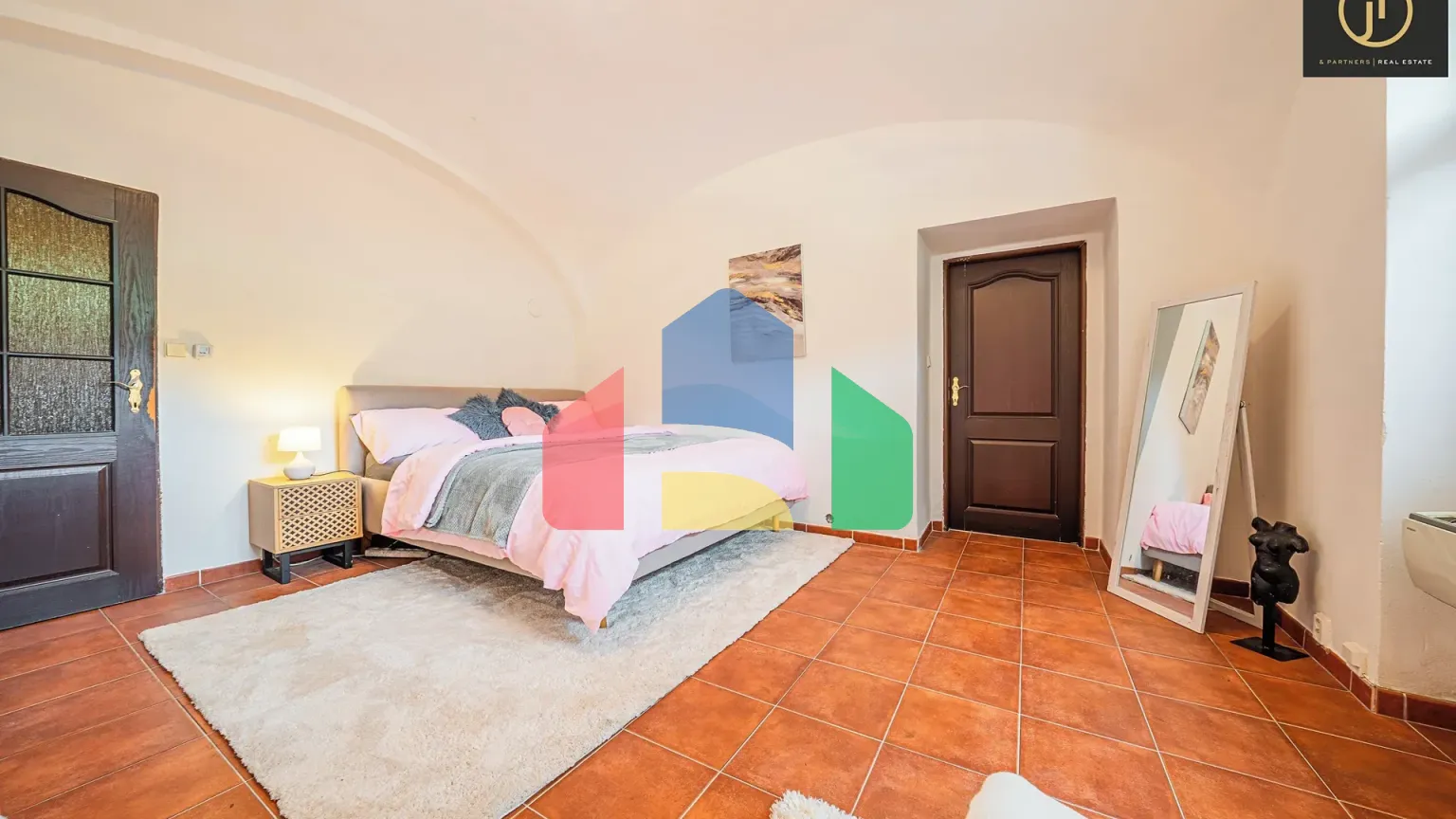 На продажу фермерские здания 300 m²