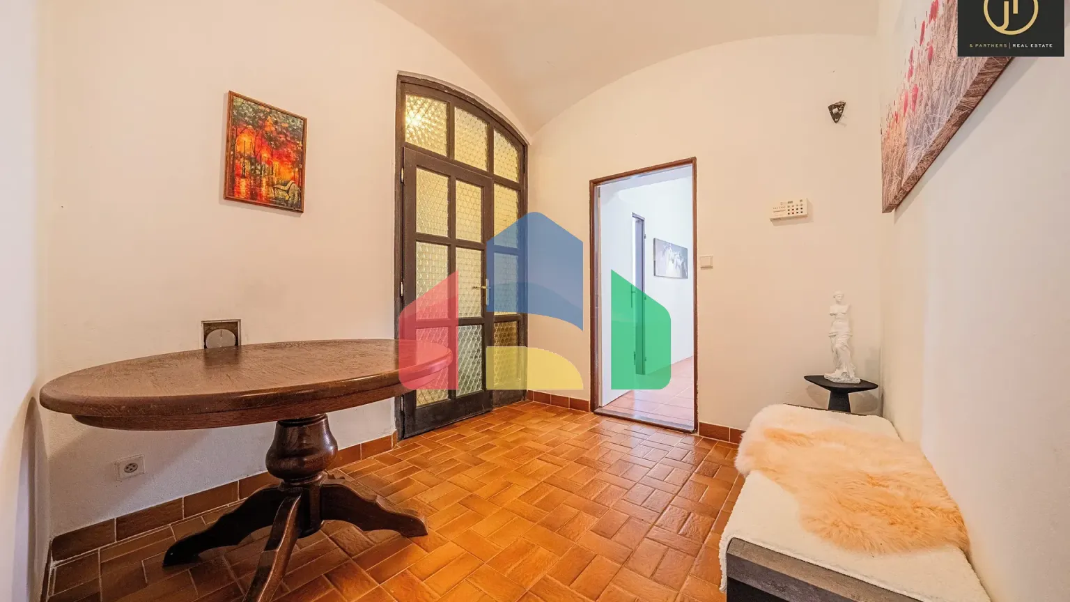 На продажу фермерские здания 300 m²