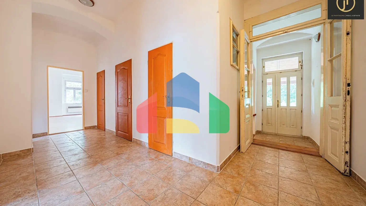 На продажу фермерские здания 300 m²