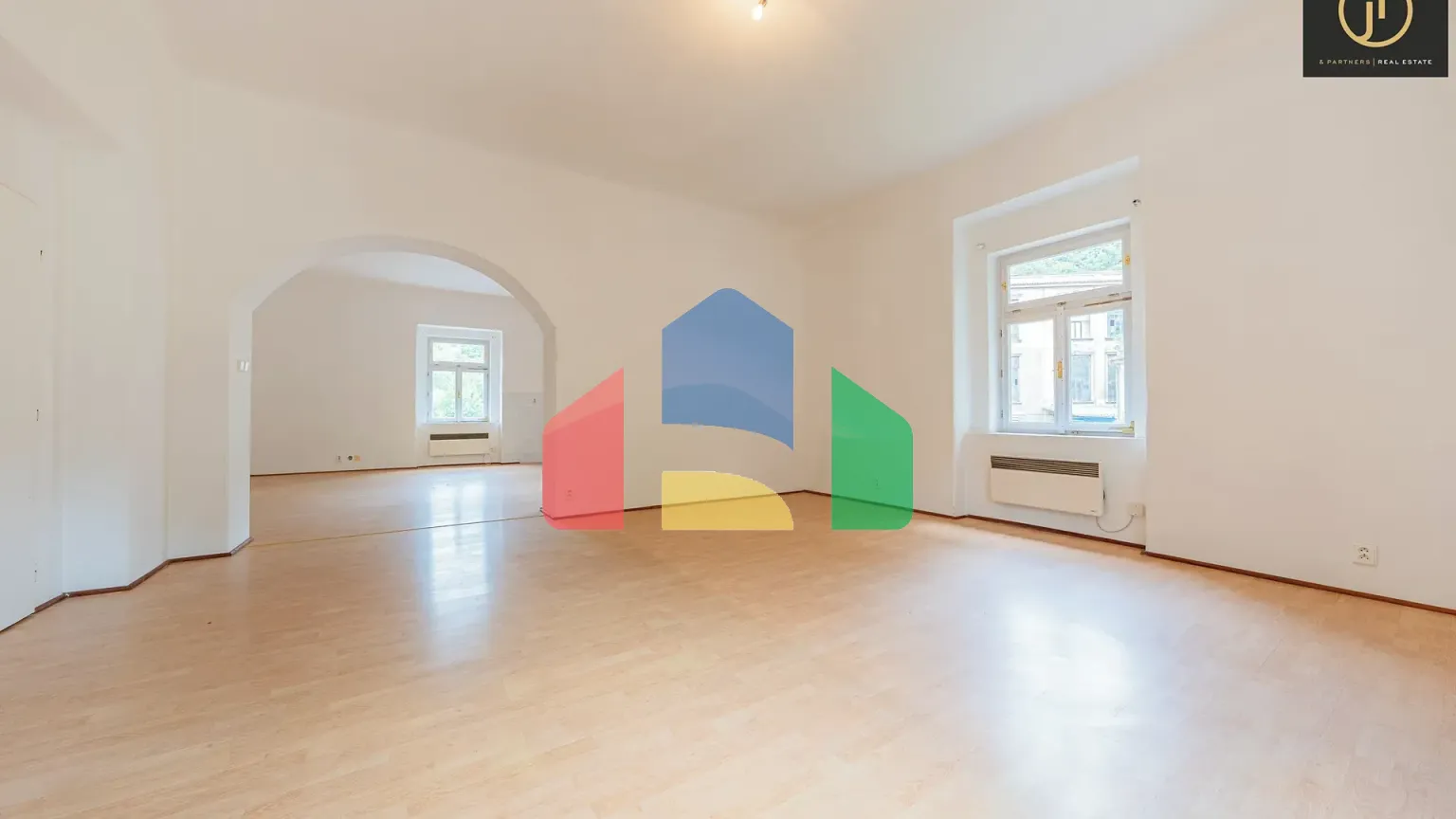 На продажу фермерские здания 300 m²