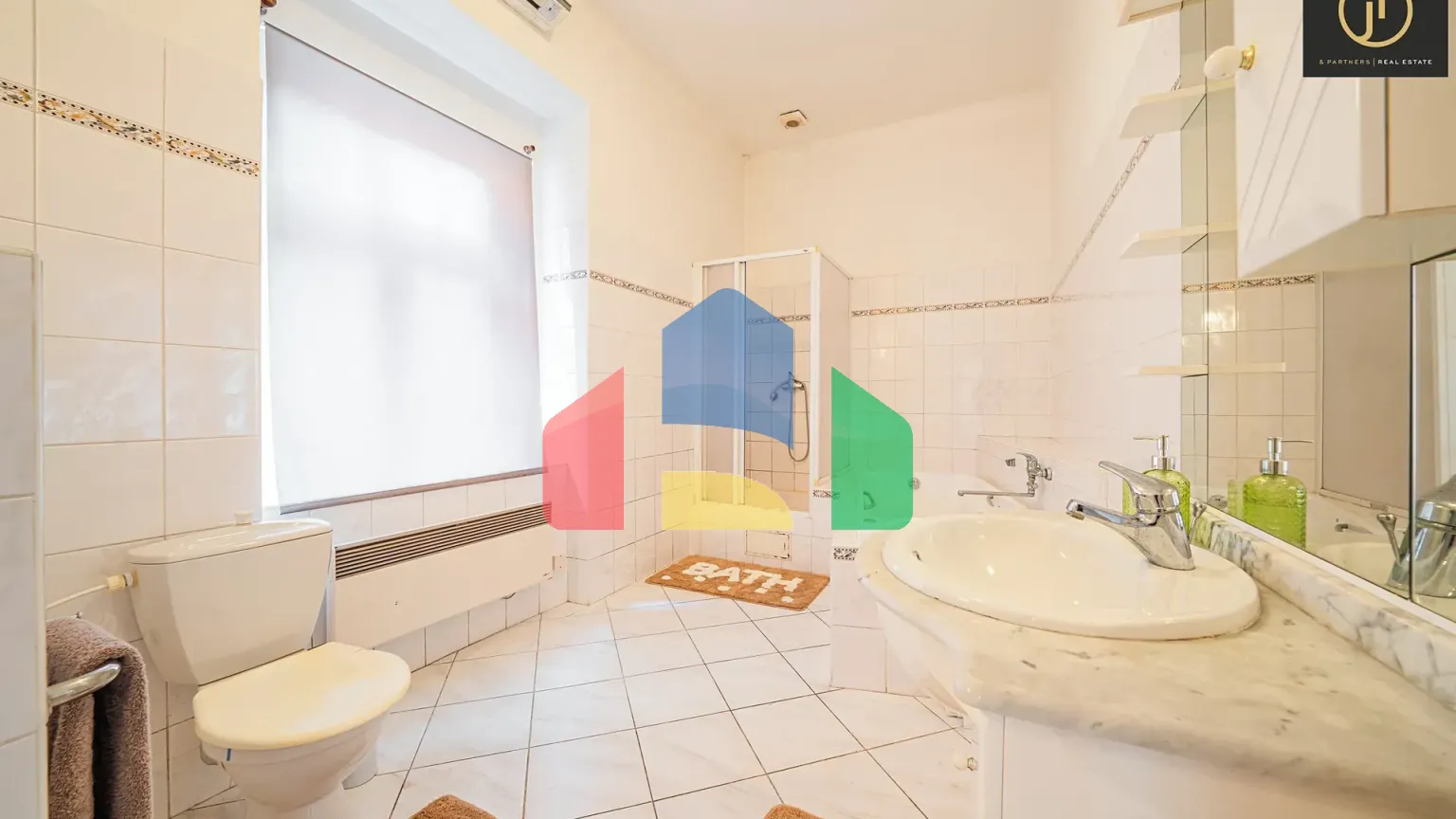 На продажу фермерские здания 300 m²