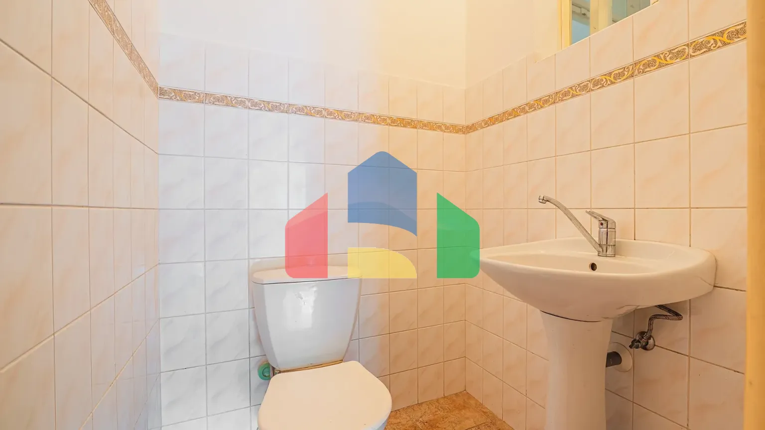 На продажу фермерские здания 300 m²