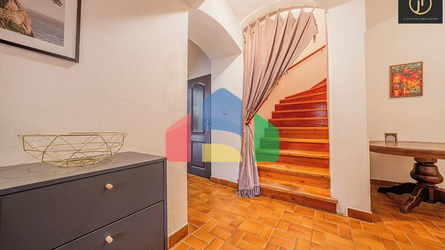 На продажу фермерские здания 300 m²