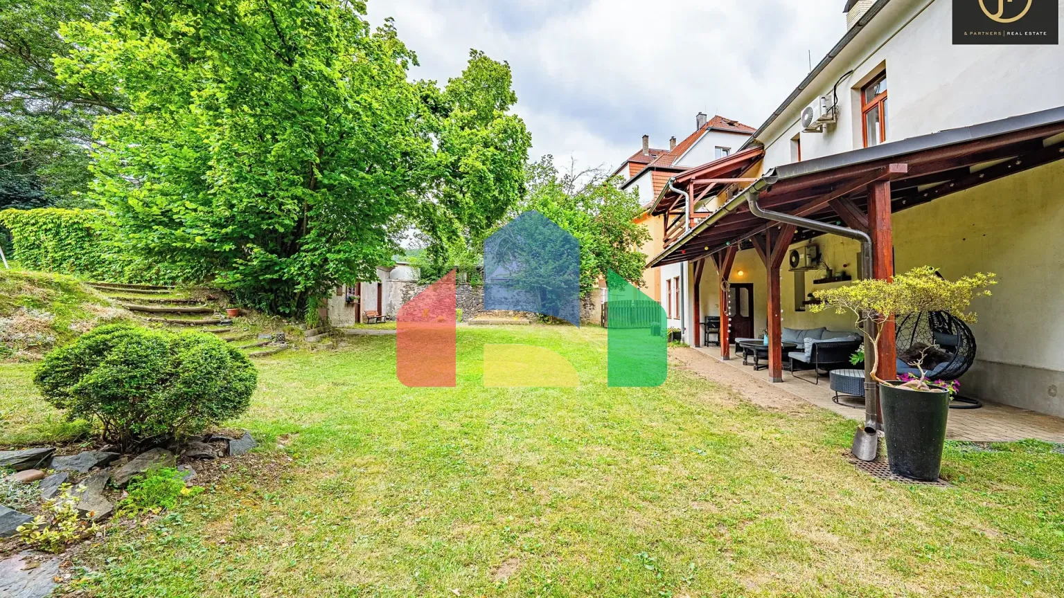 На продажу фермерские здания 300 m²