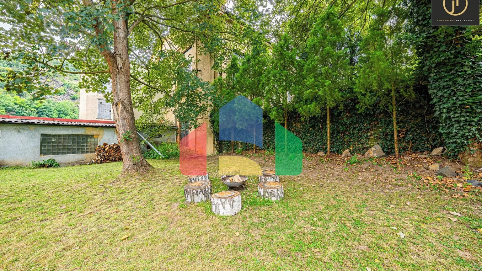 На продажу фермерские здания 300 m²