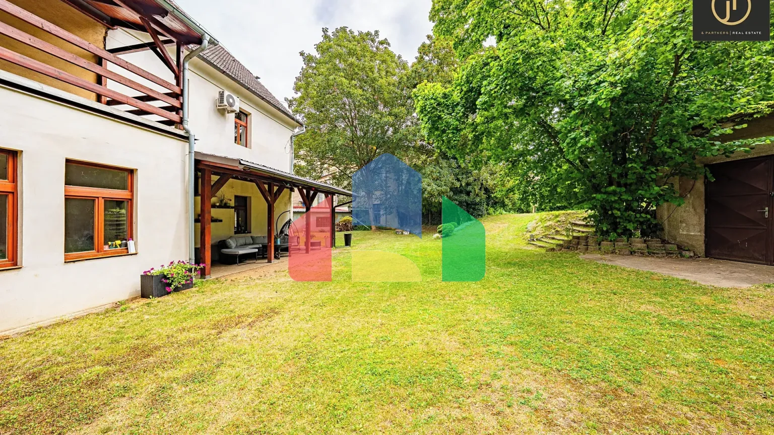 На продажу фермерские здания 300 m²