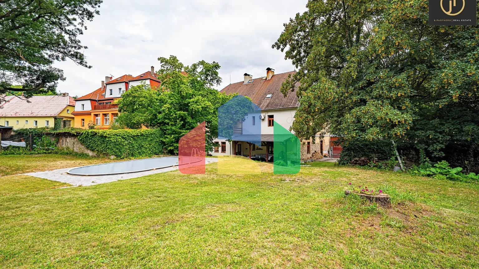 На продажу фермерские здания 300 m²