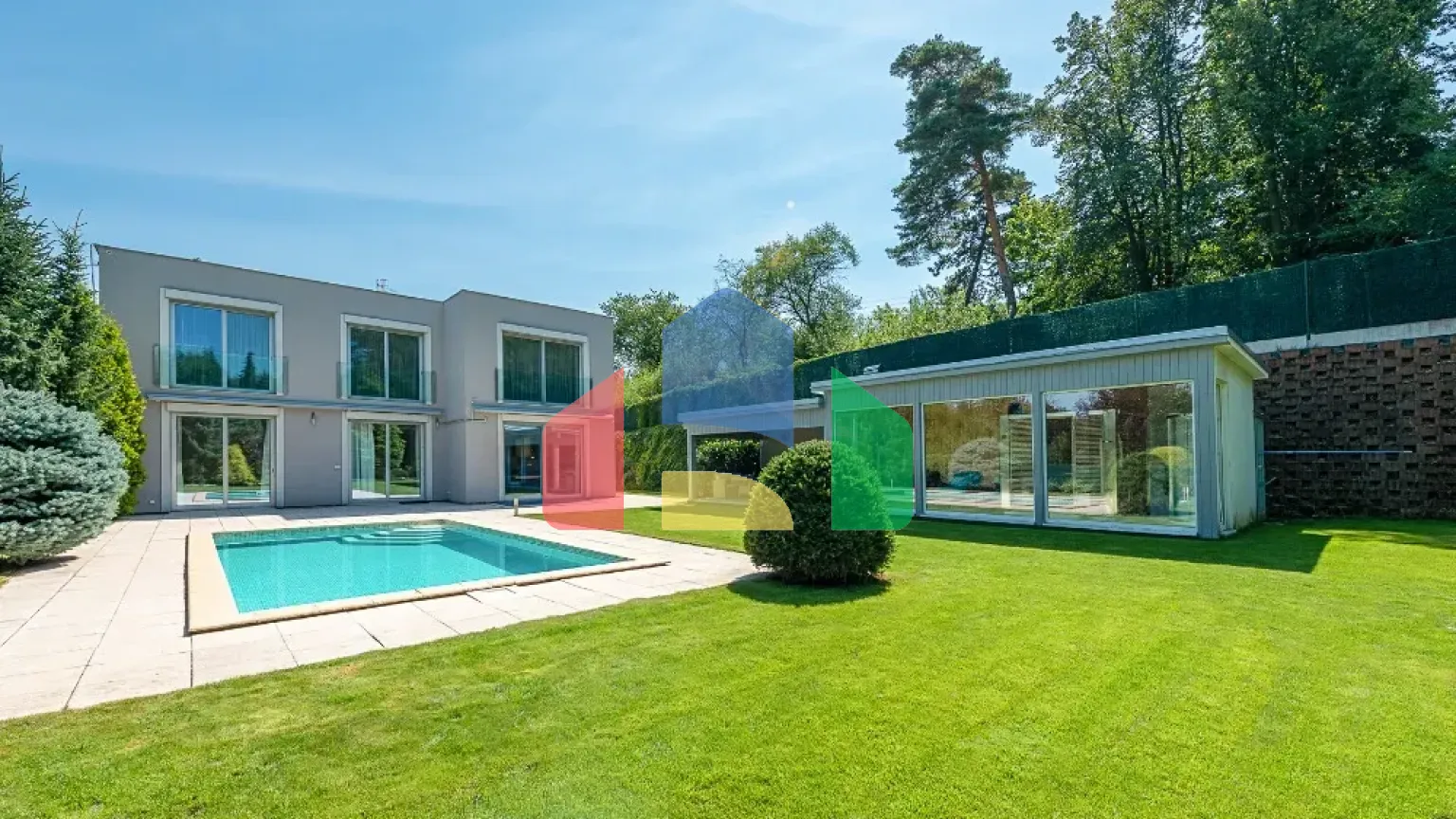 На продажу виллы 323 m², земельный участок 1077 m²