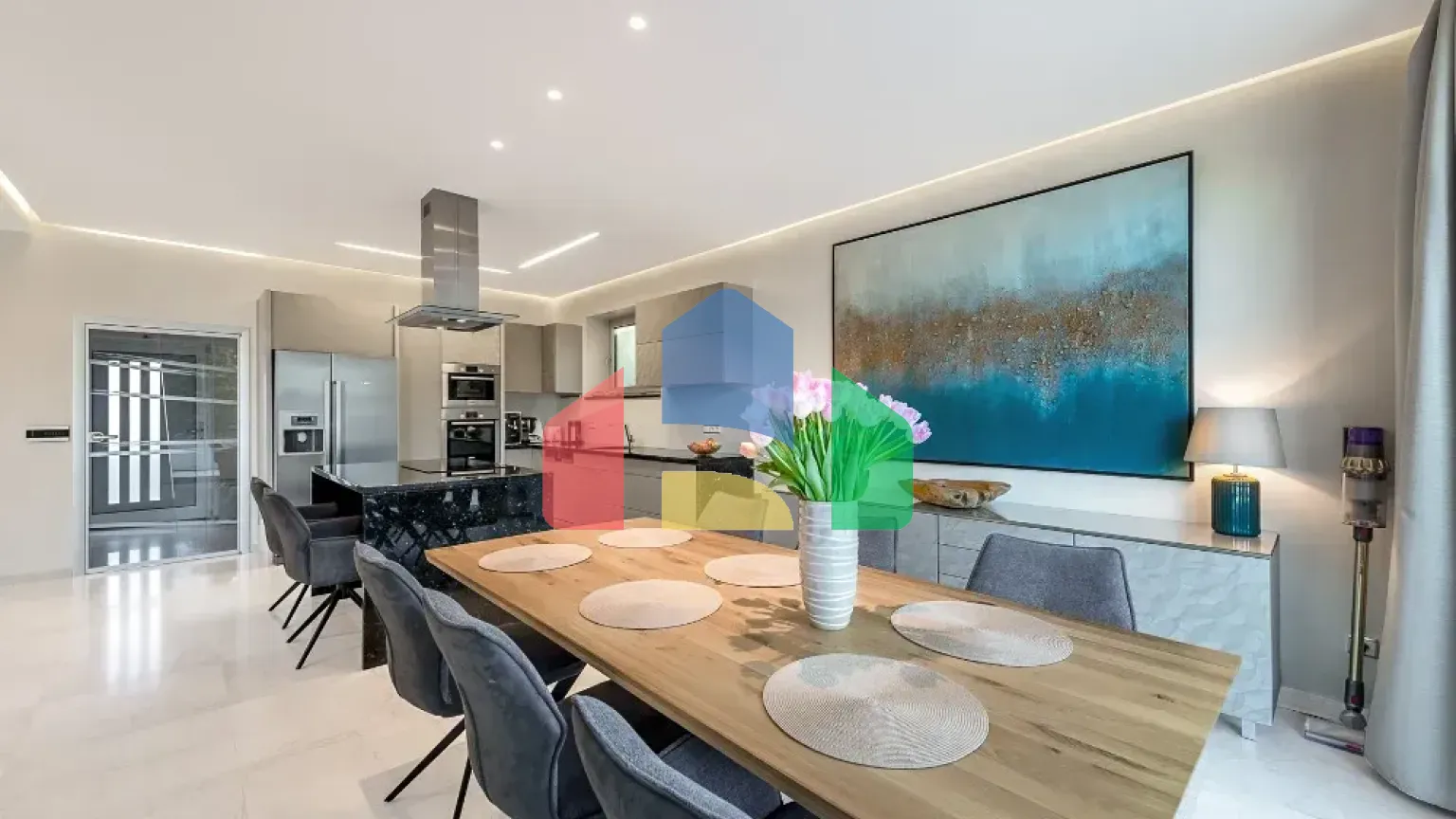 На продажу виллы 323 m², земельный участок 1077 m²