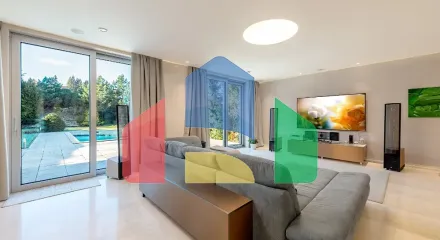 На продажу виллы 323 m², земельный участок 1077 m²