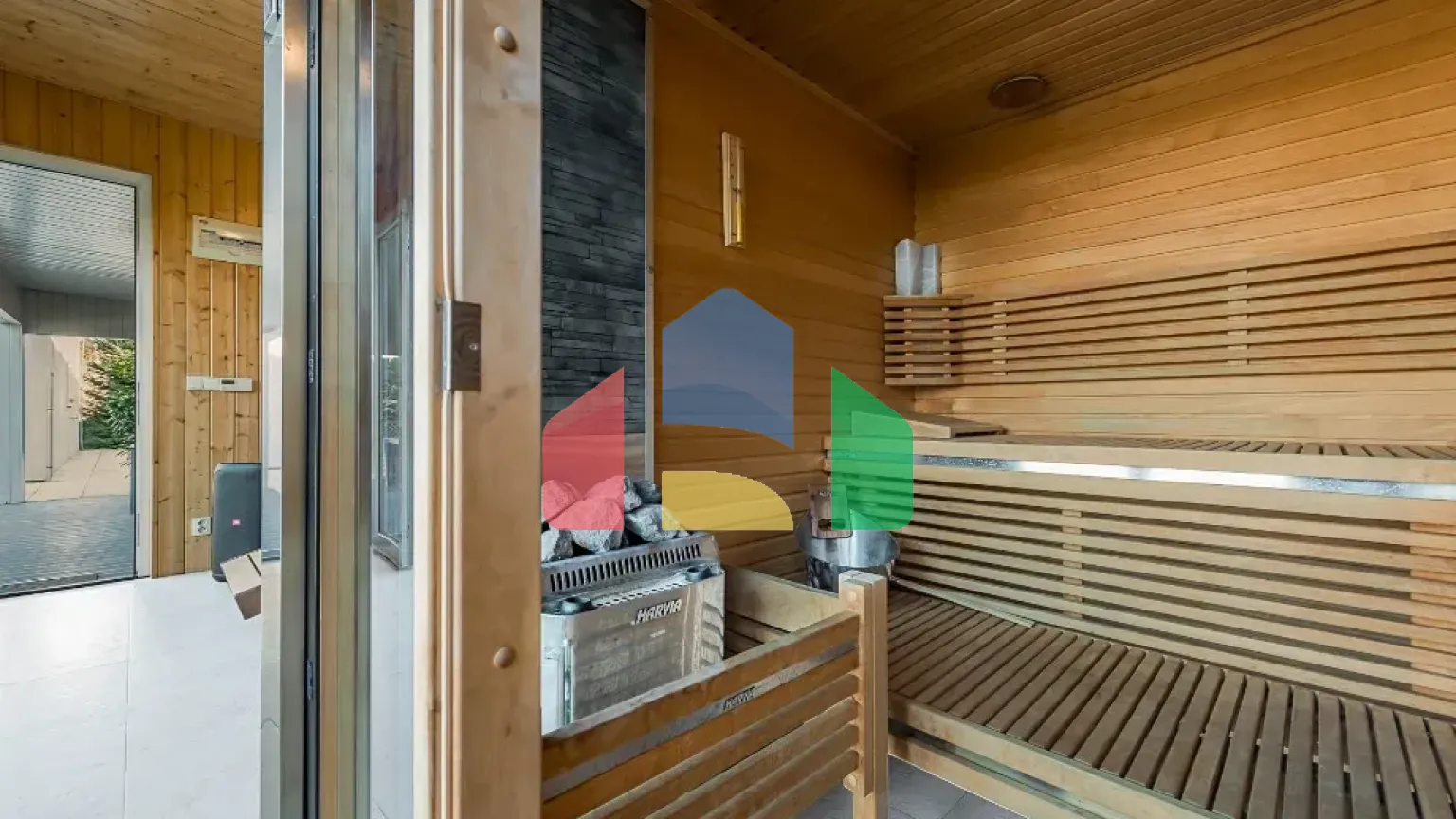 На продажу виллы 323 m², земельный участок 1077 m²