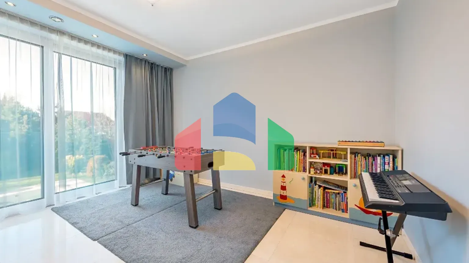 На продажу виллы 323 m², земельный участок 1077 m²