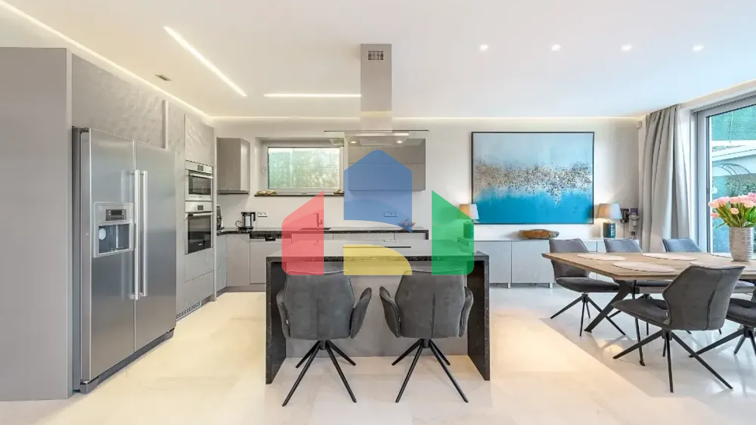 На продажу виллы 323 m², земельный участок 1077 m²