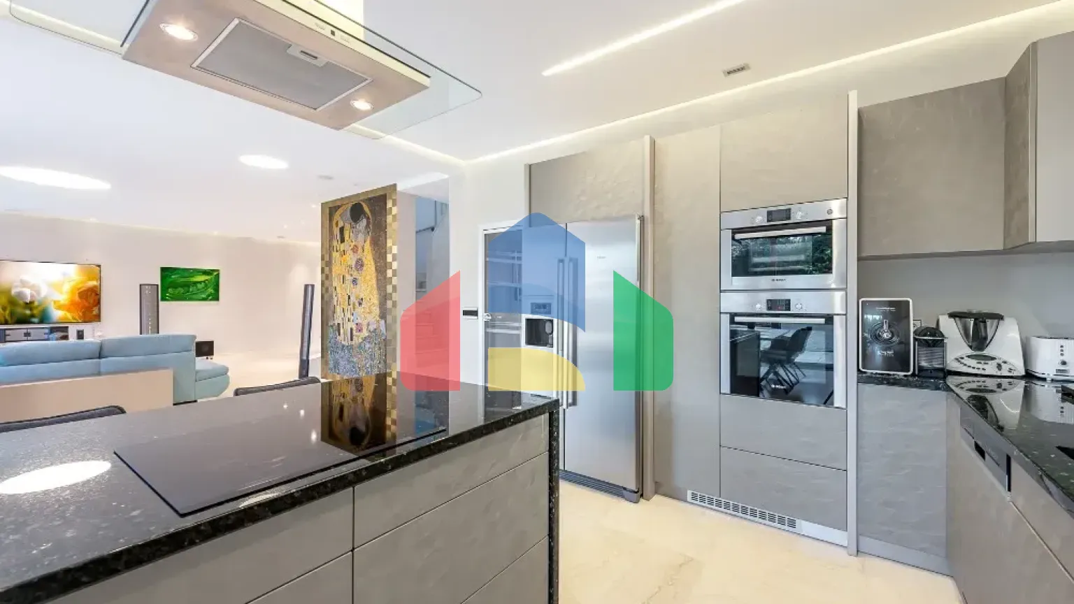 На продажу виллы 323 m², земельный участок 1077 m²