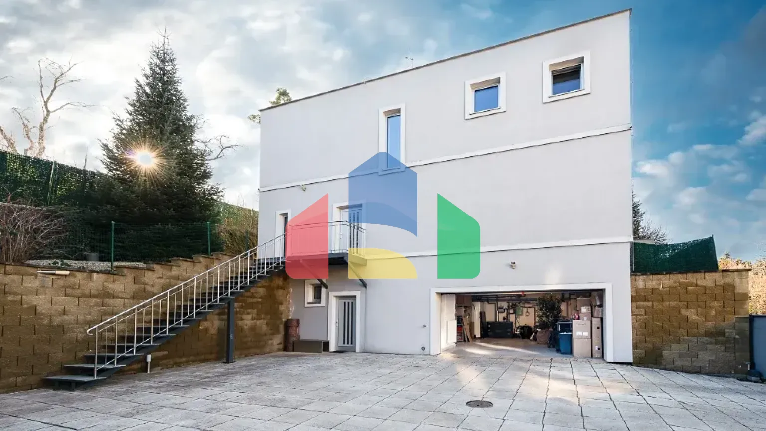 На продажу виллы 323 m², земельный участок 1077 m²