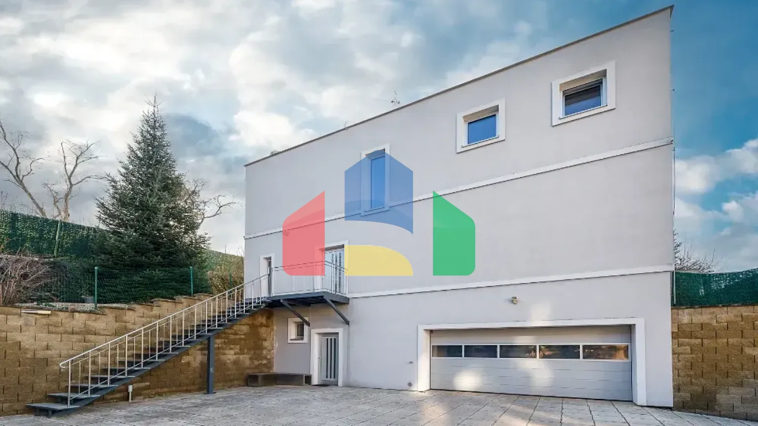 На продажу виллы 323 m², земельный участок 1077 m²