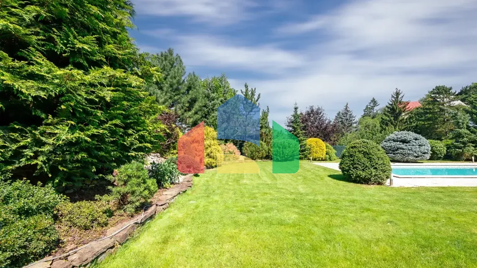 На продажу виллы 323 m², земельный участок 1077 m²