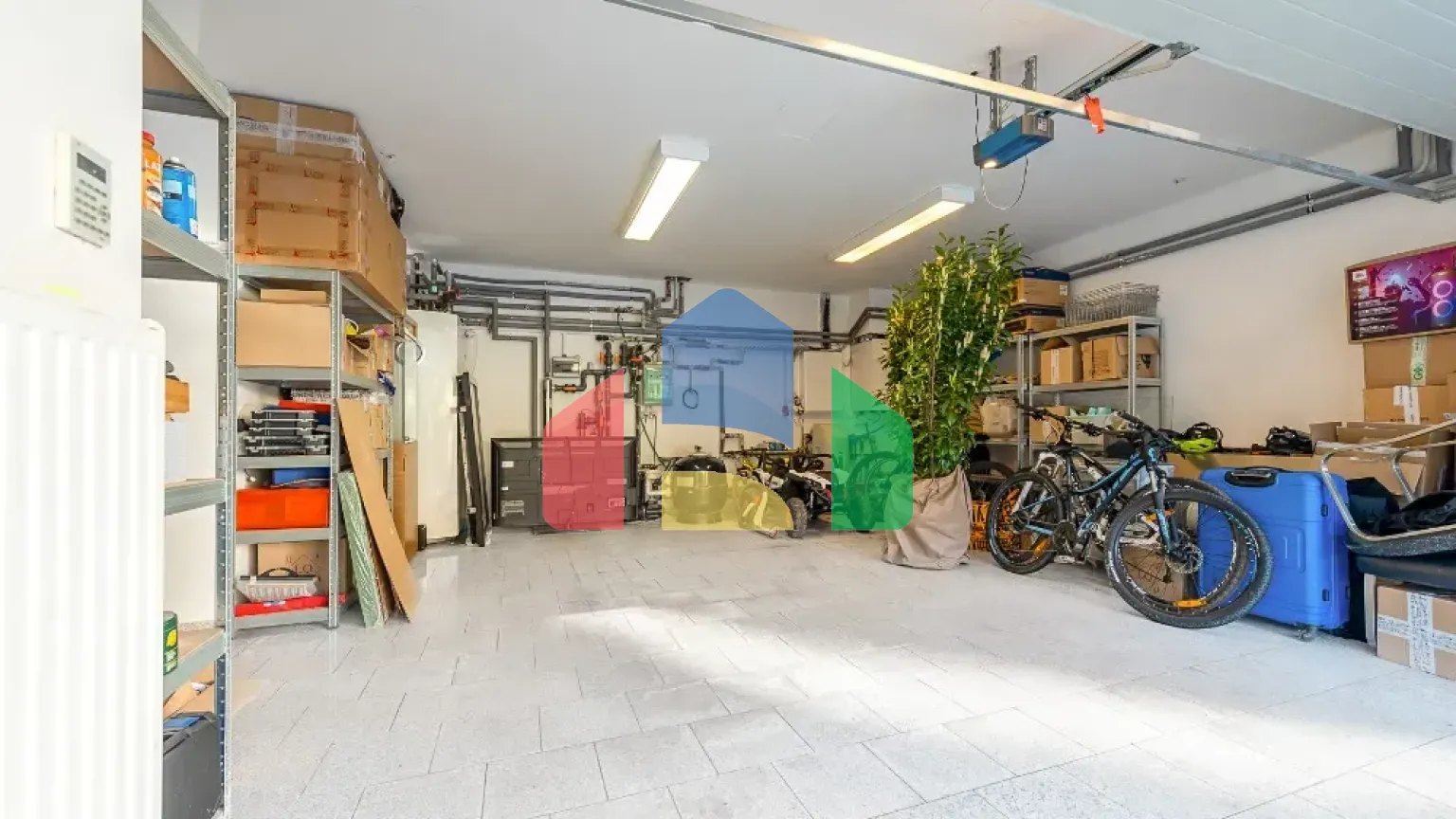 На продажу виллы 323 m², земельный участок 1077 m²